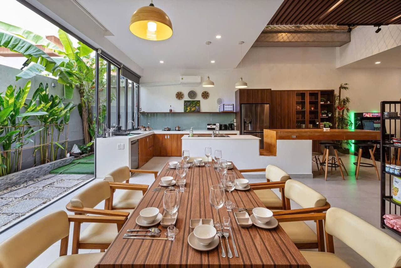 식탁과 주방이 보이는 개방형 실내